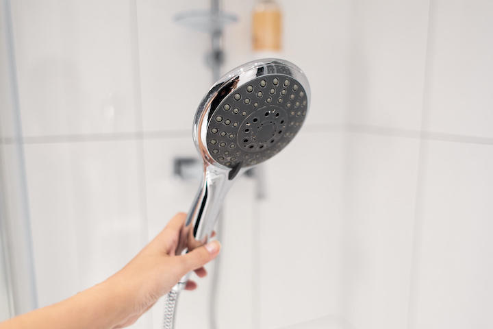 放置したらカビだらけ 6割の人が汚れに気づいていないシャワーヘッドの掃除方法を伝授 暮らしのコンサルタント 100満ボルト