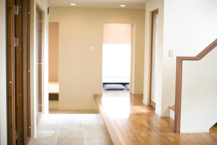 【玄関は家の顔！】簡単5分で家を明るくさせる床タイルの掃除方法をご紹介！