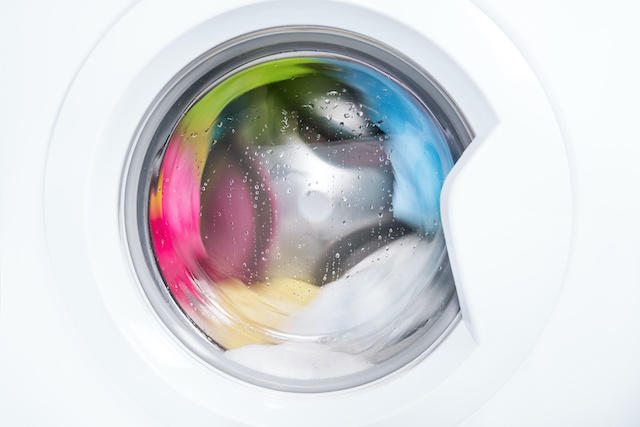 洗ったはずの洗濯物にホコリがつく原因は洗濯機にアリ！ホコリ取りと対策方法をご紹介