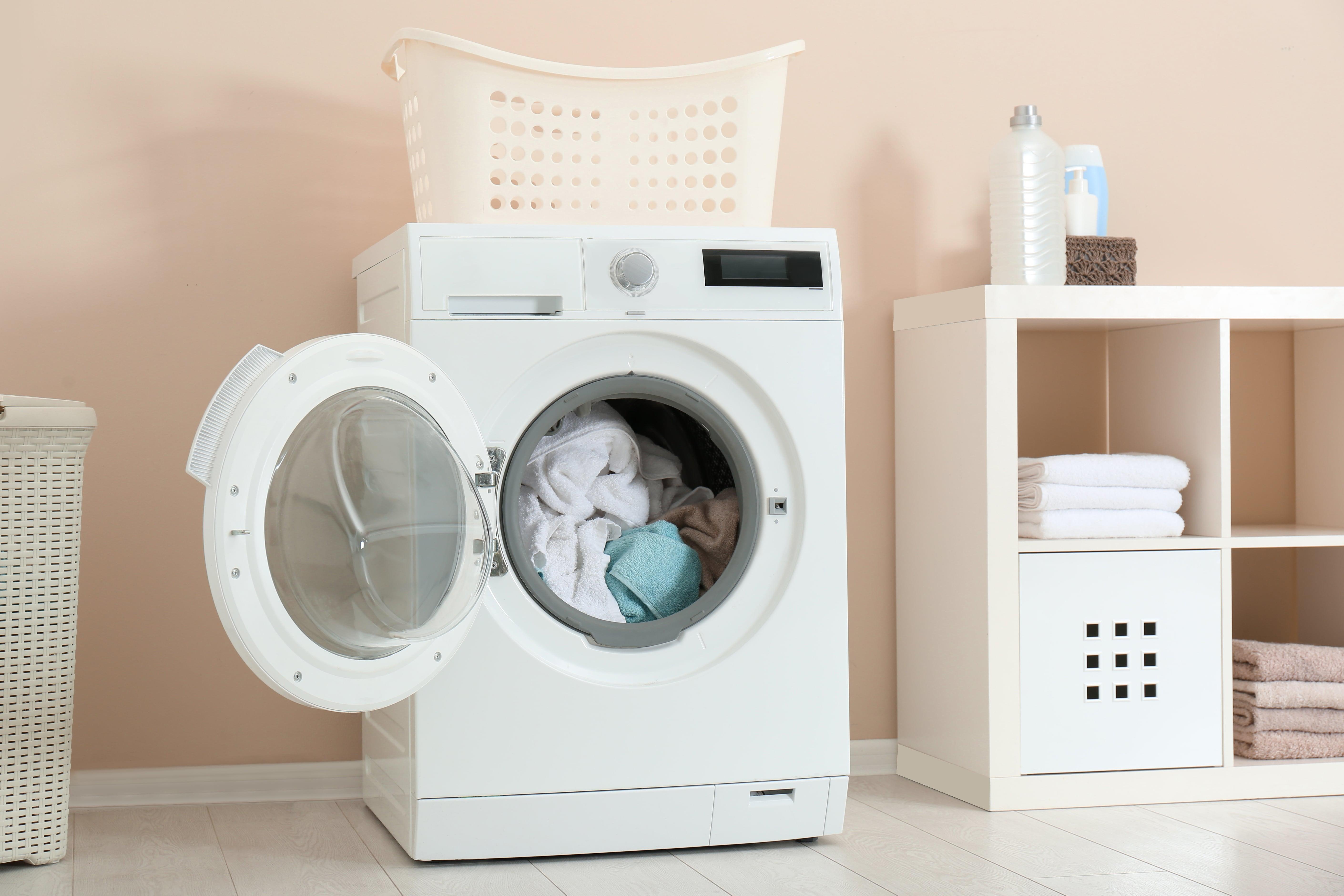 【故障を疑う前に！】洗濯機の排水口を自分で簡単に掃除する方法をご紹介！