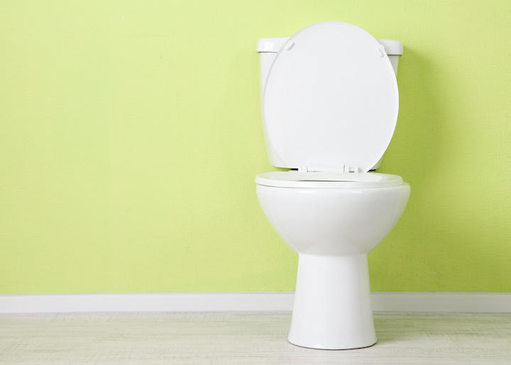 【トイレのふち裏掃除】厄介な黄ばみや黒ずみを撃退する方法をご紹介！